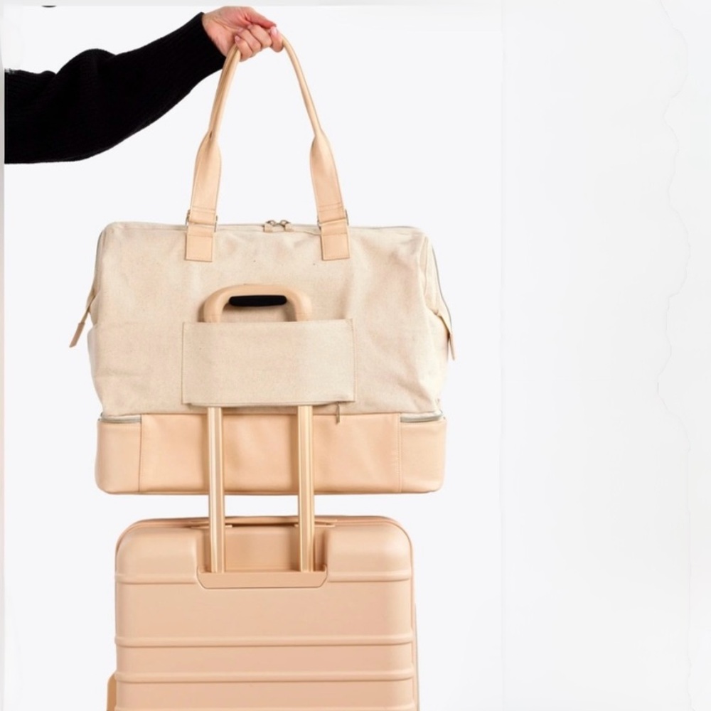 THE WEEKENDER IN BEIGE
COLOR : Beige Elegant Women's Bag .
gently used